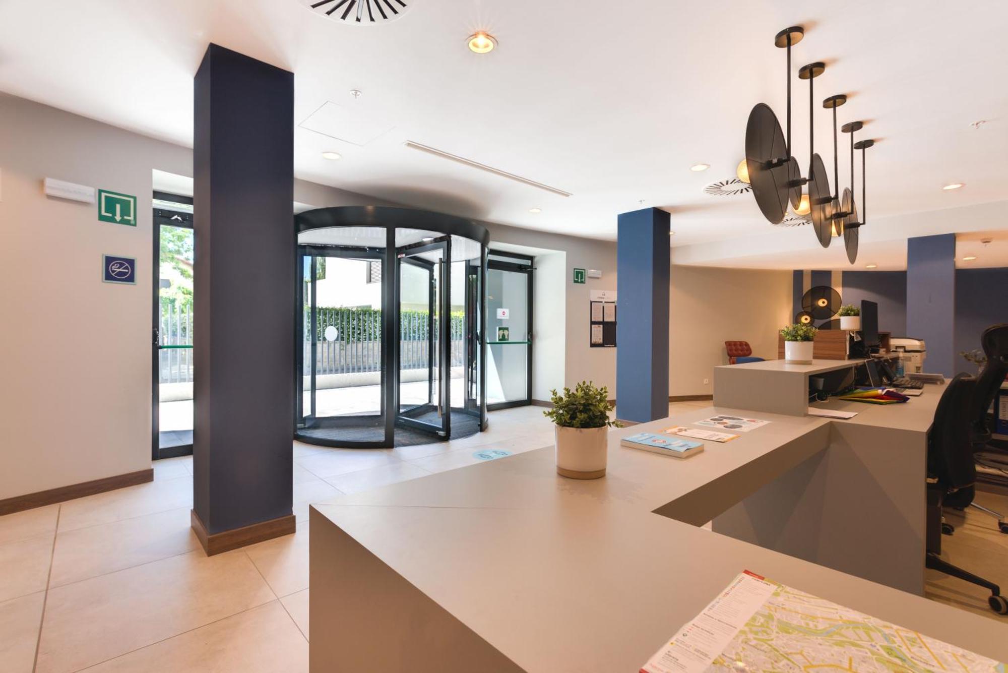 Livensa Living Pamplona Albergue Juvenil Exterior foto