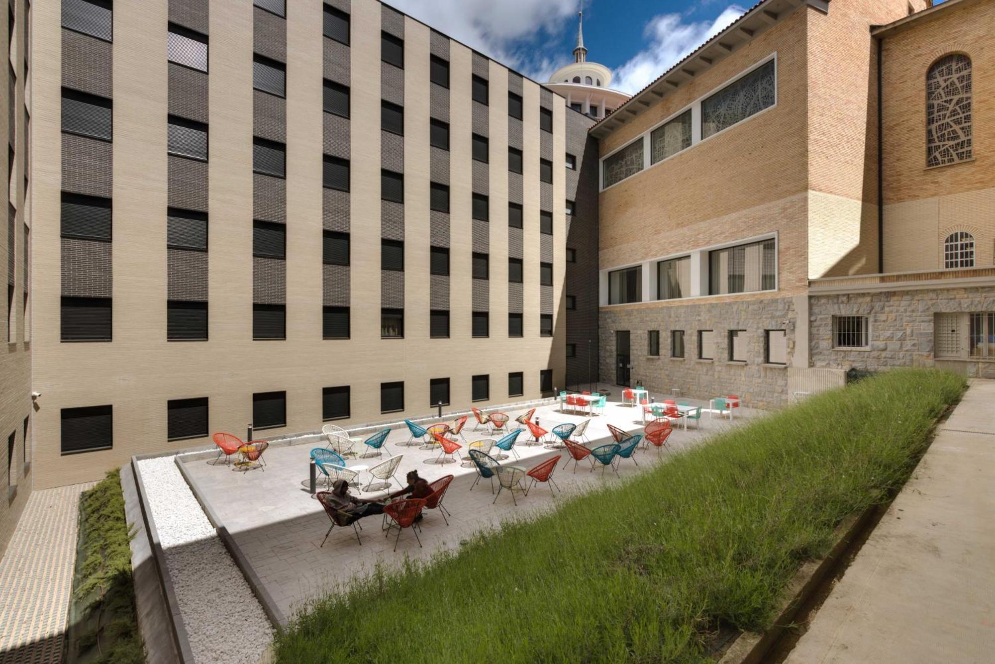 Livensa Living Pamplona Albergue Juvenil Exterior foto